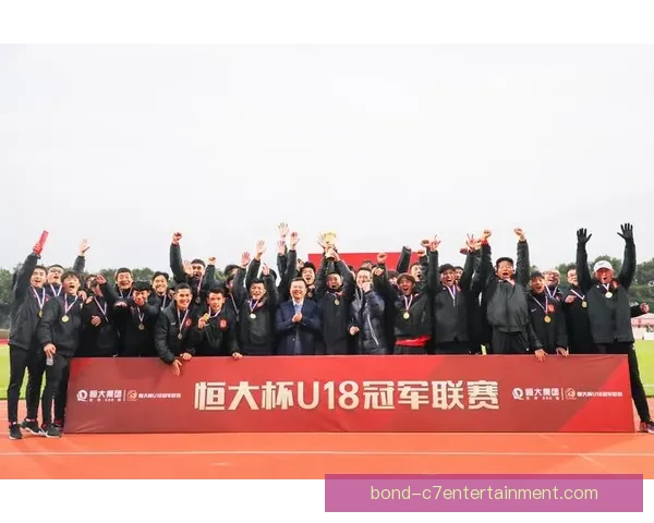马克西莫维奇加盟帕纳辛奈科斯引发转会市场关注新赛季期待更大突破